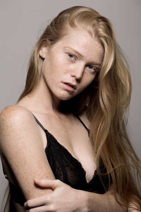 Anna Niro nude star gallery