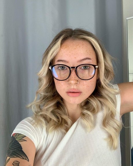 Caelyn Mathews star adult photo