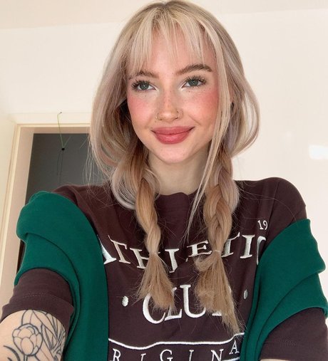 Caelyn Mathews pornstar images