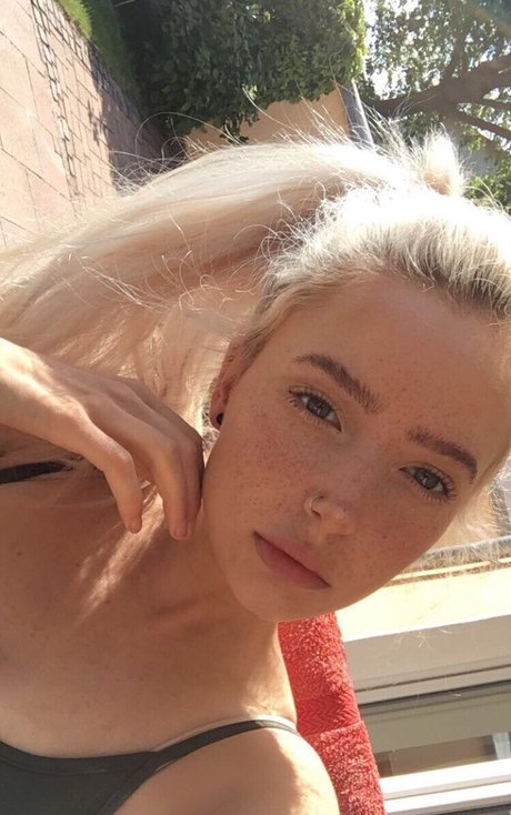 Caelyn Mathews hd pornstar img