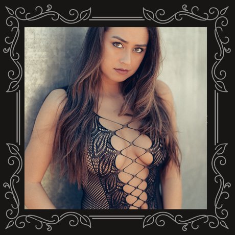 Erin Cahill nice model img