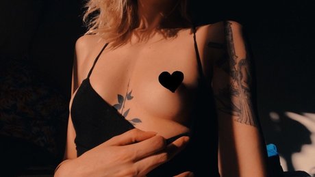 Hillmayer hot actress img