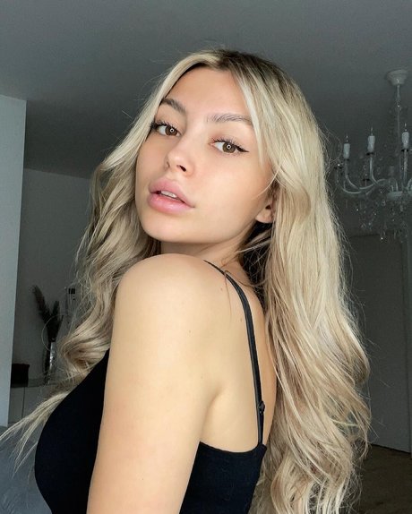 Linabmn naked pornstar photo