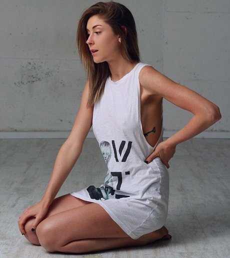 Miay Bar hot model image