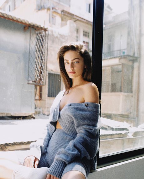 Yael Shelbia model nice picture