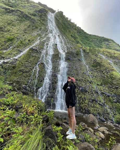 Yael Shelbia pretty model pictures