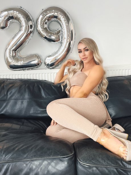 Layla Peach porn star archive