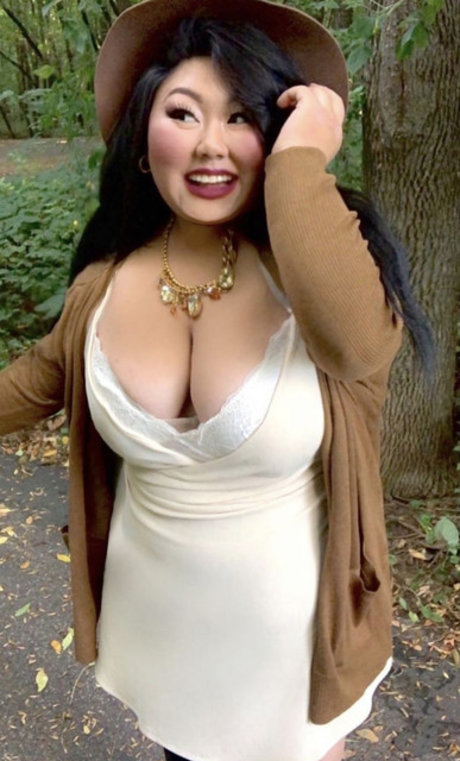 Kendra Vaaj sexy actress photo