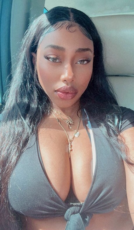 Chaotic Allure art model photo