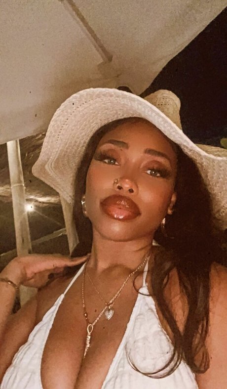 Chaotic Allure sexy model gallery