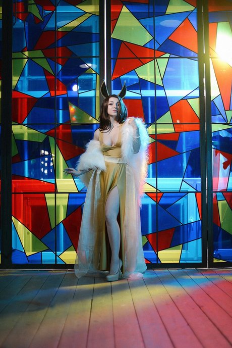 Dear Iris beautiful model pic