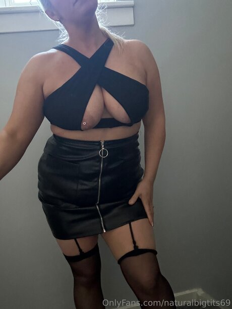 Naturalbigtits69 sexy star photo