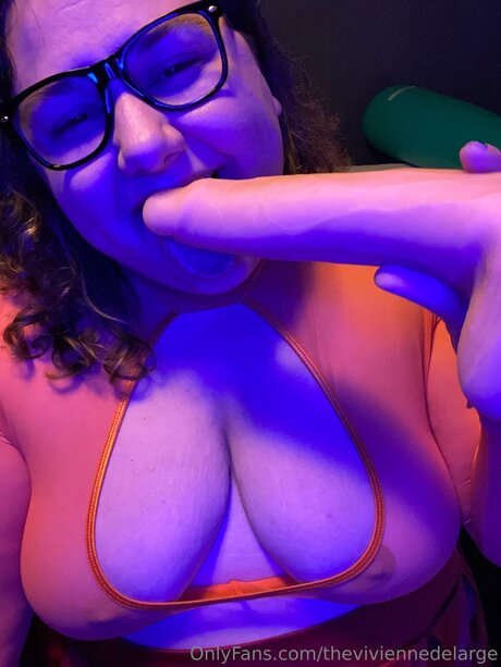 Theviviennedelarge sex model photo