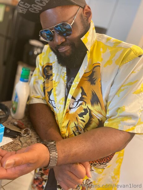 Revan1lord model adult photos