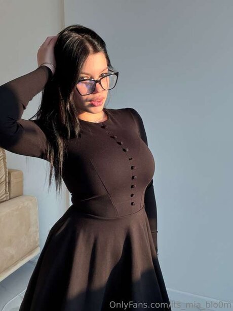 Its Mia Blo0m nice model images