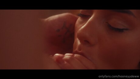 Hooneyydeww model nudes pic
