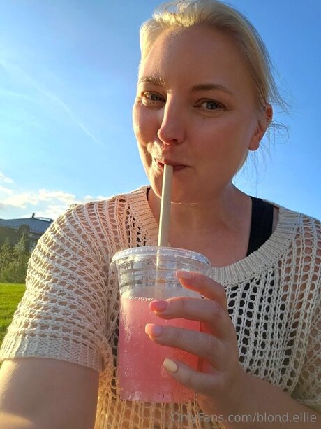 Blond Ellie top star pic