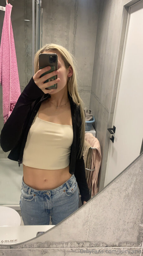 Juicy Aria adult star img