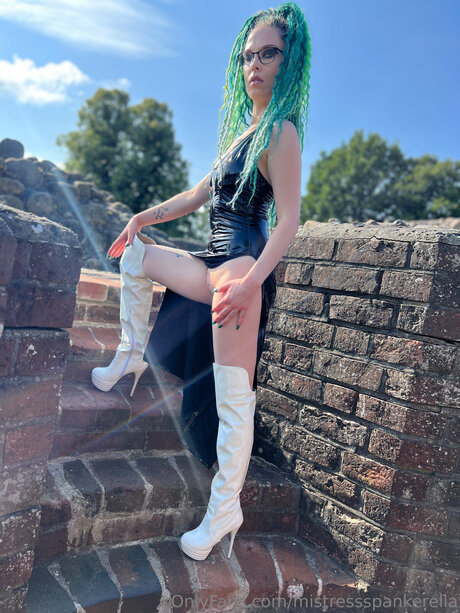 Mistressspankerella beautiful model picture