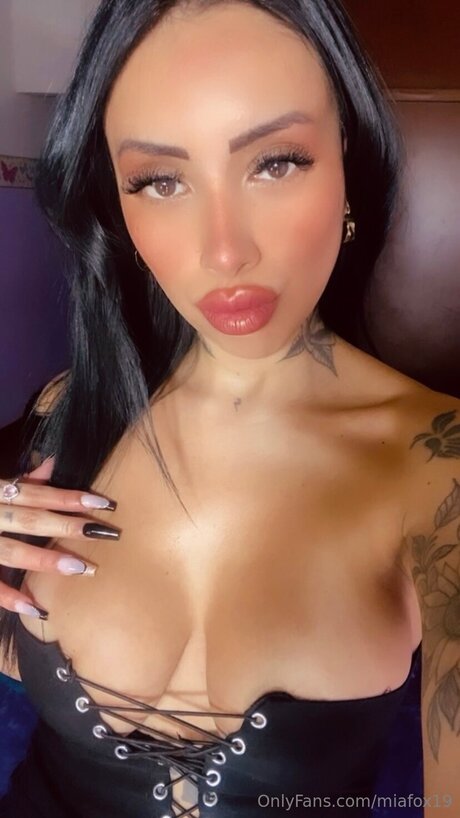 Miafoxvipp beautiful pornstar pictures