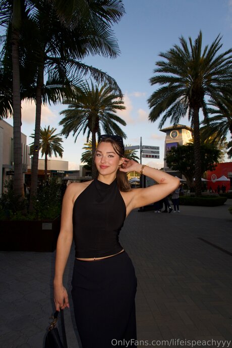 Its Ninamars model hot image