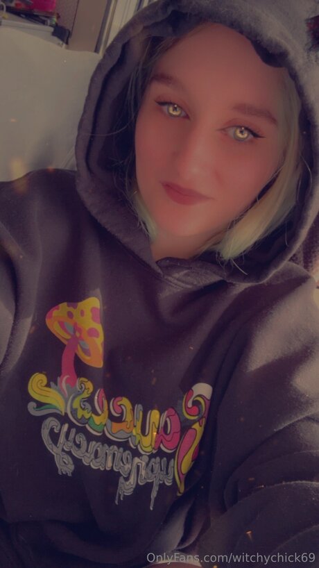 Witchychick69 nude star image