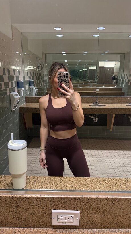 Amusemeofficial star pornographic images