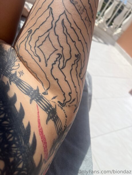 Biondaz adult actress pic