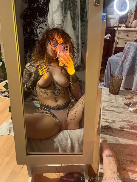 Biondaz model pornographic photos