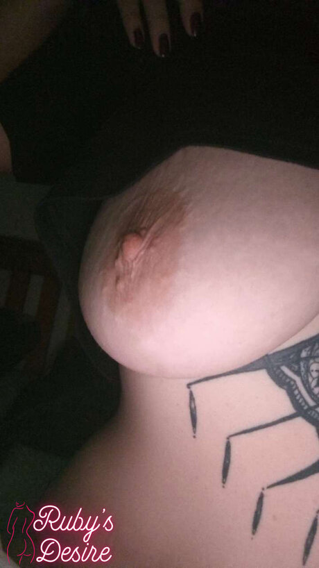 Rubysdesire naked model image