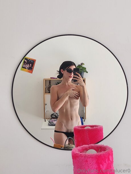 Lalucer0 model naked photo
