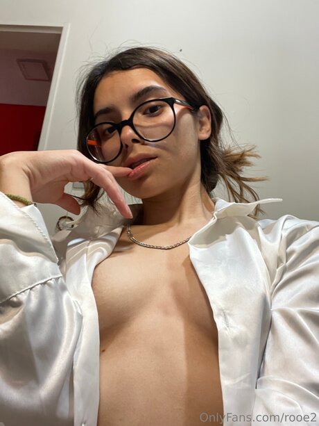 Rooe2 erotic model img