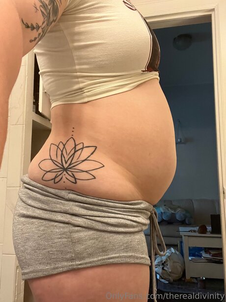 Therealdivinity model porn pic