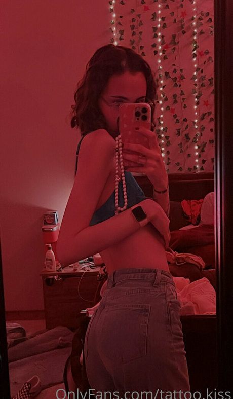 tattoo kiss model sexy photo