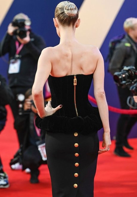 Vanessa Kirby hot actress pic