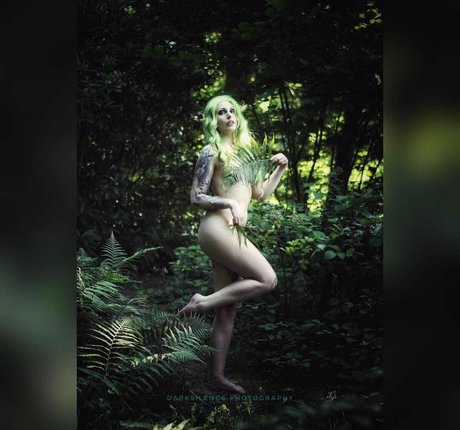 ladyelvendoll model nude pic