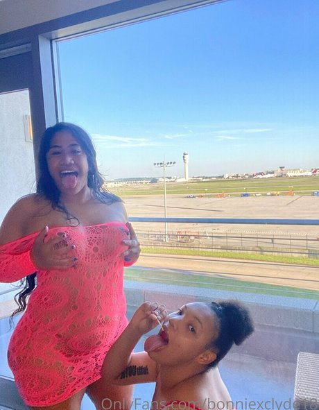 bonniexclyde18 model sex picture