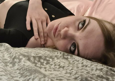 kalilaplays exclusive model image