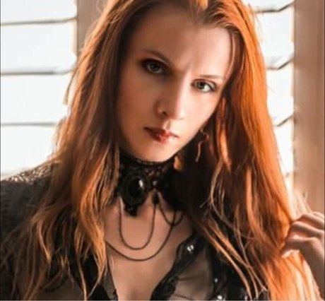 Anima Noira hot model img