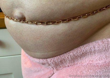 evieexpands nude model image