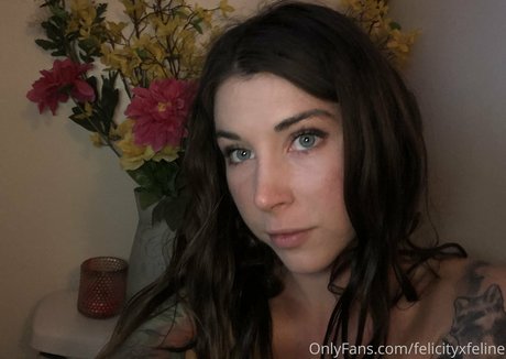 felicityfeline nude model pic