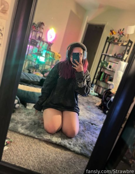 Strawbre beautiful actress image