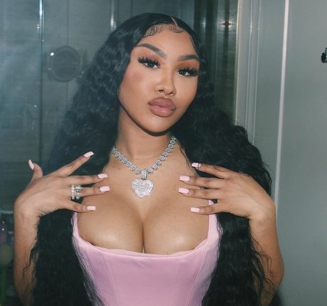 Ari Fletcher star naked picture