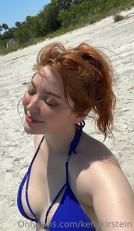 Kelly Kirstein model art gallery