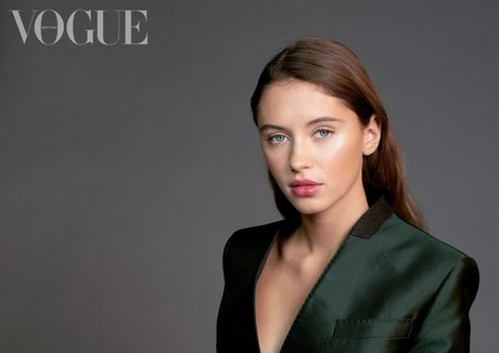 Iris Law pornstar sexy photos