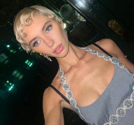 Iris Law pornstar erotic galleries