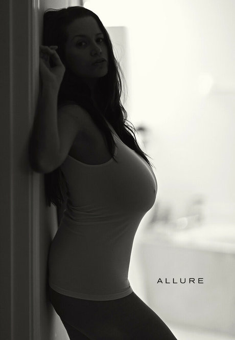 Onlyvee1 nude model images