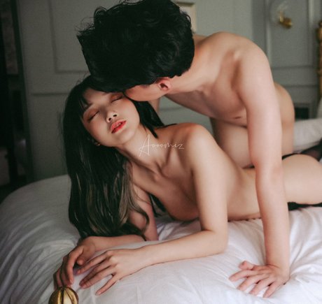aooomi nudes model image