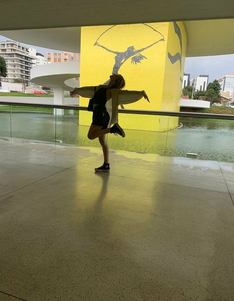 gbrllareis naked star picture