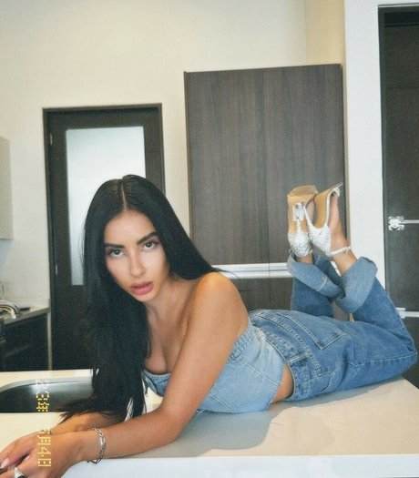 Osiris Mendez model beautiful photos